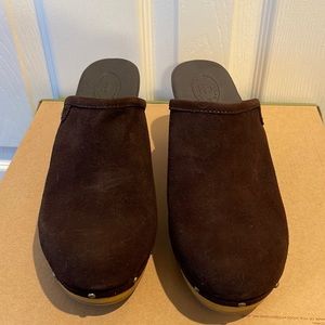 American Eagle brown faux suede clogs